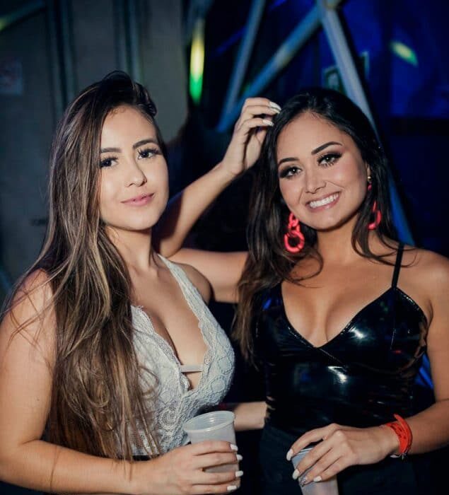 Cris Andrade e Ishmael Galvão com as filhas Letícia e Caroline, antes da pandemia 2 Isis Nader e Stéfanyn Riboura, antes da pandemia