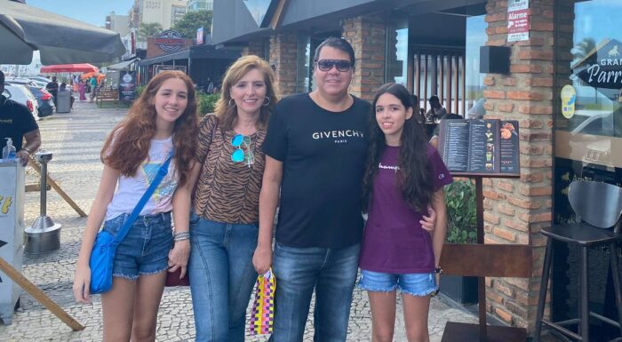 Cris Andrade e Ishmael Galvão com as filhas Letícia e Caroline, antes da pandemia 1 Cris Andrade e Ishmael Galvão com as filhas Letícia e Caroline, antes da pandemia