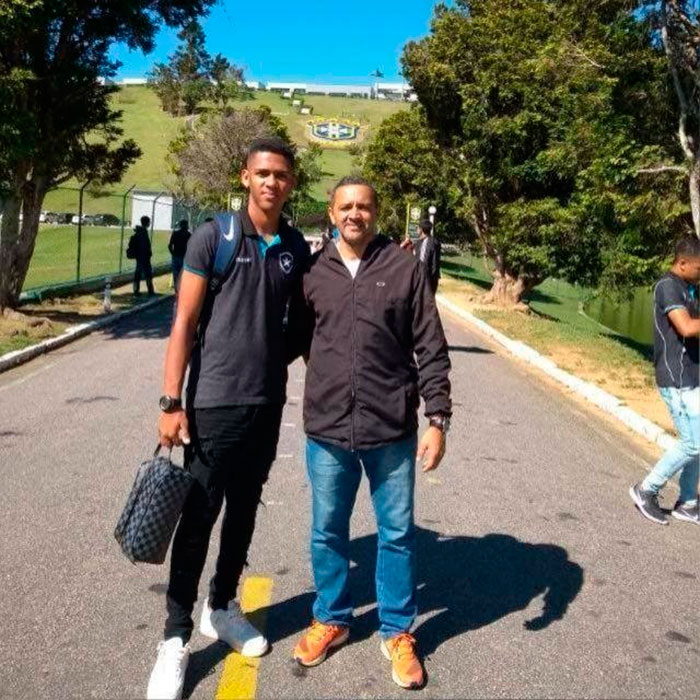 Juiz-forano de 17 anos ex-Vasco, Botafogo e seleção vai jogar na Europa 2 6 Guilherme e pai selecao foto Reproducao Instagram