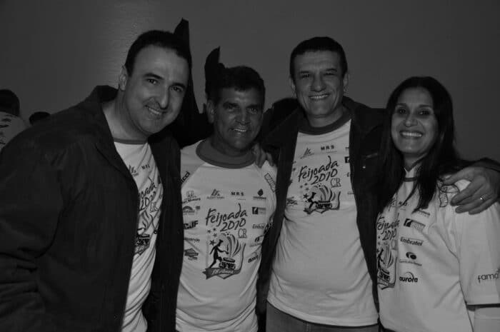 Flash Back 3 Luiz Guilherme, o saudoso zagueiro Rildo, Edgard Amin e Matilde Rachid na Feijoada da Copa 2010. Ex-lateral da Seleção, do Botafogo (bicampeão carioca) e do Santos (tricampeão paulista), Rildo morreu domingo passado aos 79 anos, em Los Angeles (EUA). Depois que deixou o futebol brasileiro foi jogar no Cosmos, em Nova York, onde participou da partida de despedida de Pelé enfrentando o Santos. Jogou por times da Califórnia, onde também atuou como treinador.