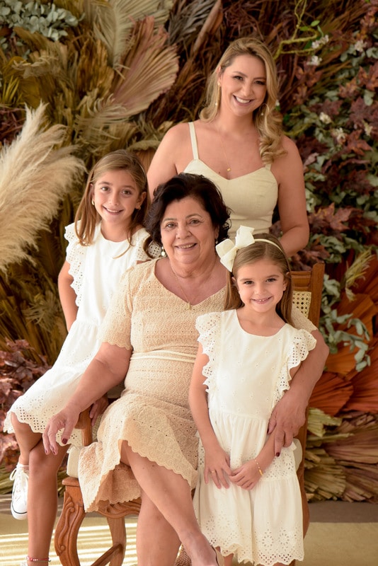 - Heloísa Helena Vaz de Mello Reis com a filha Paloma Vaz de Mello e as netas Júlia e Helena-001 - Heloísa Helena Vaz de Mello Reis com a filha Paloma Vaz de Mello e as netas Júlia e Helena-001