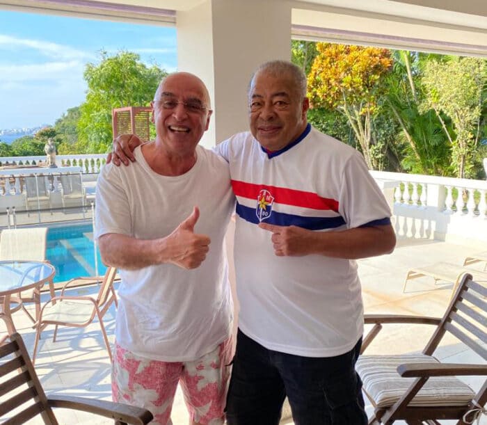 O deputado Mário Henriger recebeu o “Furacão da Copa de 70”, Jairzinho 1 O deputado Mário Henriger recebeu o “Furacão da Copa de 70”, Jairzinho em sua cinematográfica casa na Urca, no Rio. Presidente do PDT em Minas, Mário nasceu em Manhumirim e estudou medicina na UFJF