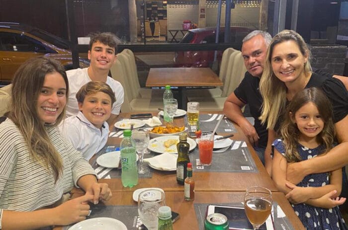 Neylson e Geise Delgado Almeida com os filhos Gabriel, Gustavo, Geórgia e Giovana, no jantar do El Toro 1 Neylson e Geise Delgado Almeida com os filhos Gabriel, Gustavo, Geórgia e Giovana, no jantar do El Toro