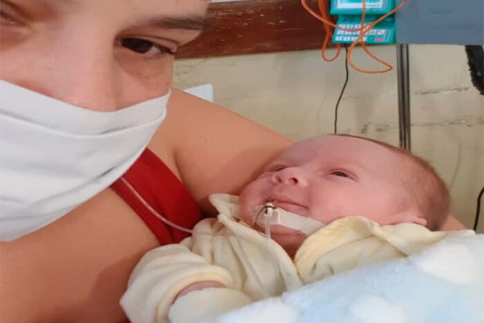 Mãe que teve Covid conhece o filho quase um mês depois do parto 1 Sem Titulo 1