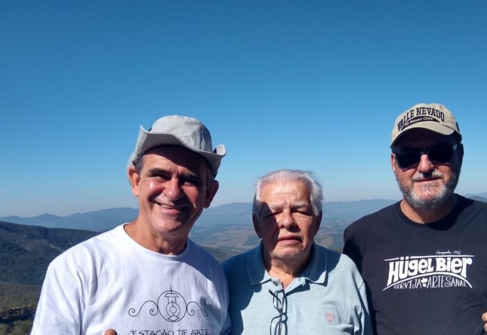 Gerson Guedes, Geraldo Mizael e Leonardo Rebouças durante visita à Estação de Arte, em Ibitipoca, onde o artista está produzindo um painel sobre a história da tradicional Malhas Keeper 1 Gerson Guedes, Geraldo Mizael e Leonardo Rebouças durante visita à Estação de Arte, em Ibitipoca, onde o artista está produzindo um painel sobre a história da tradicional Malhas Keeper
