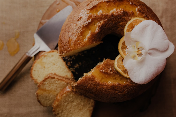 Mãe e filha, juntas, preparam simplicidade 1 bolo de mexerica