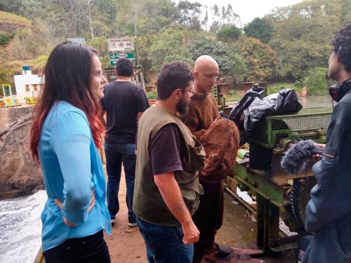 Capivaras mutantes tocam o terror em 'O monstro do Rio Paraibuna' 2 capivara equipe