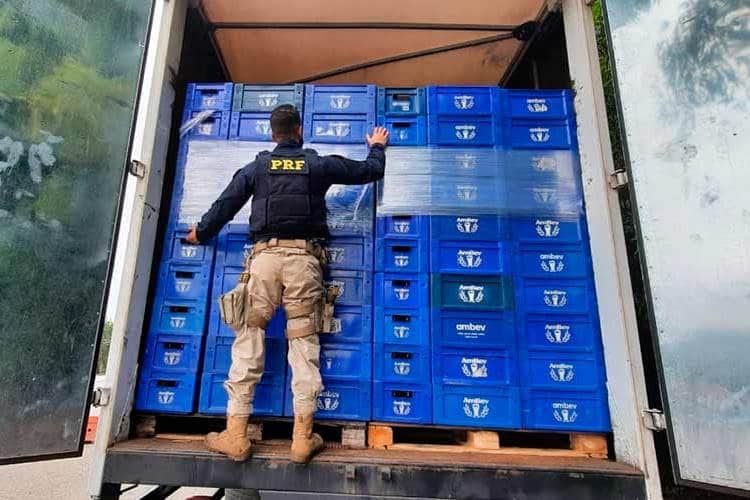 Carga de 10 mil litros de cerveja sem nota fiscal é apreendida 1 carregamento de cerveja 2 divulgacao prf