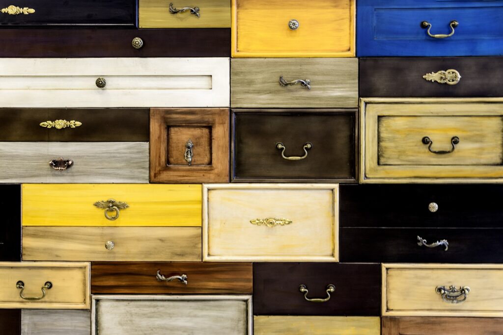 Deixar as gavetas vazias não é fácil 1 drawers 2714678 1920