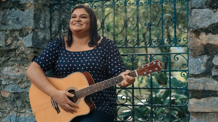 Fabiana Sinfrônio, cantora gospel de JF, lança primeiro single 1 fabiana sinfronio 1 e1621271584465