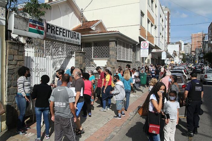 Retomada da 2ª dose da Coronavac causa fila no Departamento do Idoso 1 fila vacina fernando priamo