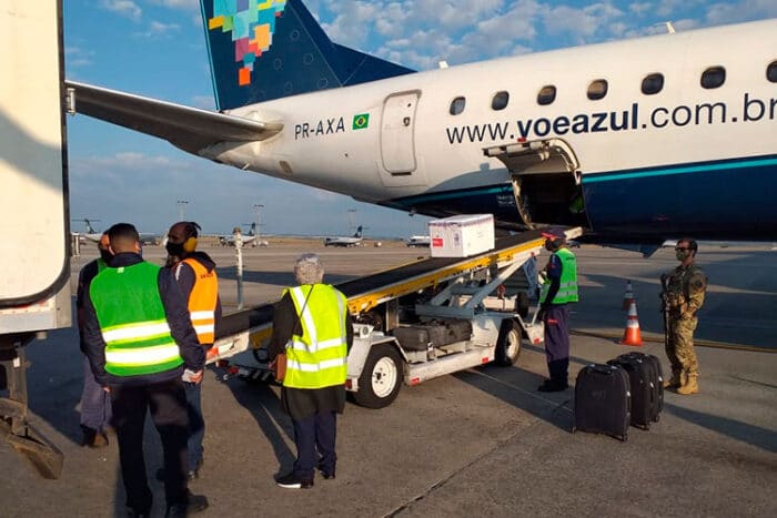 Minas recebe novo lote de Coronavac para completar imunização em atraso 1 vacina aeroporto
