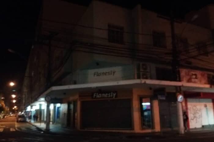Morador aguarda reparo em postes há sete meses 1 vu 1105