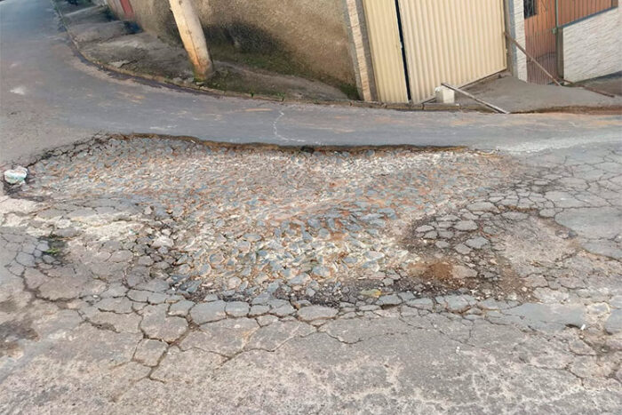 Buraco causa problemas no trânsito 1 vu 2005