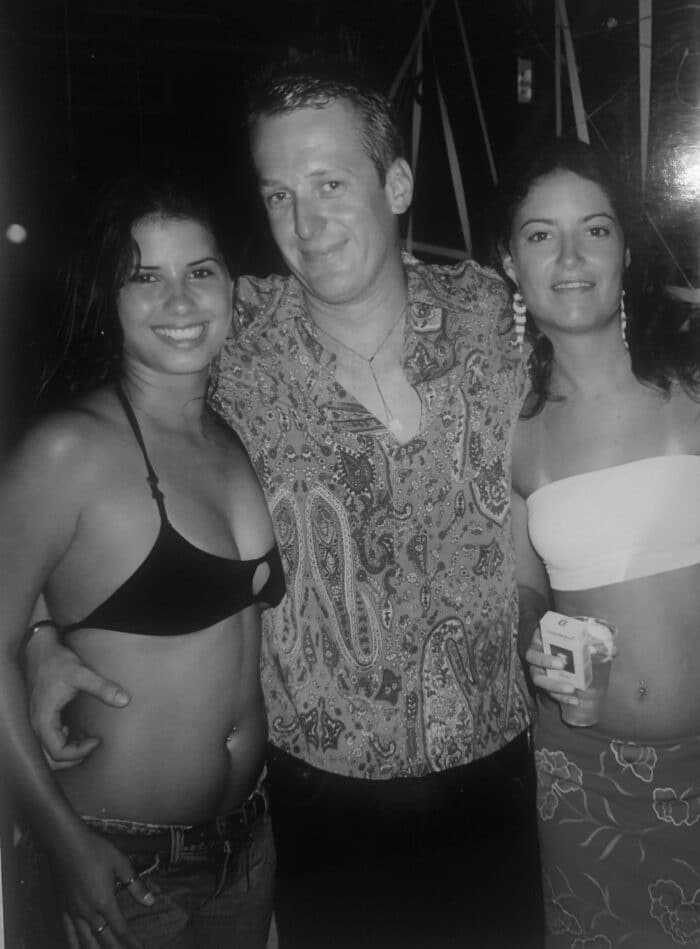 O ator Odilon Wagner e Yasmin Marinho (juiz-forana do 'casting' de bailarinas do "Domingão do Faustão") se apresentam, logo mais, na Dança dos Famosos 2 Marcelo do Carmo entre Joana Nogueira e Melissa Nepomuceno em 2001