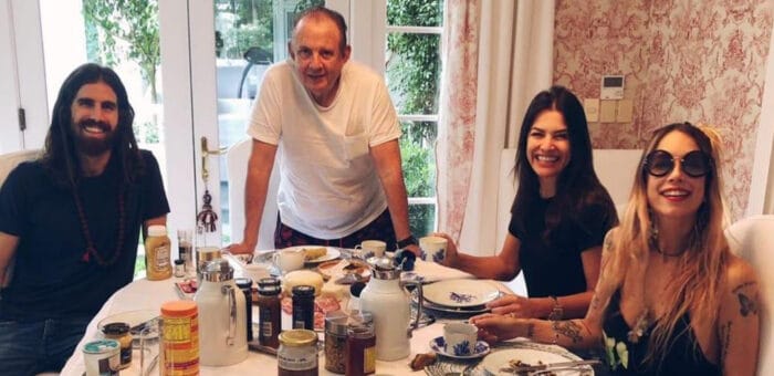 Luísa Iunes 2 Em sua mansão em Punta del Este, Alexandre Grendene e Nora Teixeira (ele, um dos dez mais ricos do Brasil) ladeados pelo ‘coaching’ astrológico Bernardo Repetto e sua mulher, a sacerdotisa tântrica Carol Teixeira (ele, filho de Marcelo Repetto)