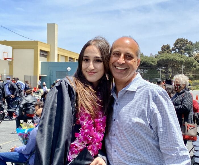 Rafaela Resende Silva, antes da pandemia 4 Formatura na Califórnia: Há vários anos morando nos EUA, Paulo Ely Braz Pereira Júnior vivenciou um momento de alegria e muita emoção com a formatura da filha Julianna Pereira, no Gateway High School, em São Francisco. Neta do estimado Paulo Ely Braz Pereira, Julianna, em agosto, vai para a universidade, onde pretender cursar medicina.