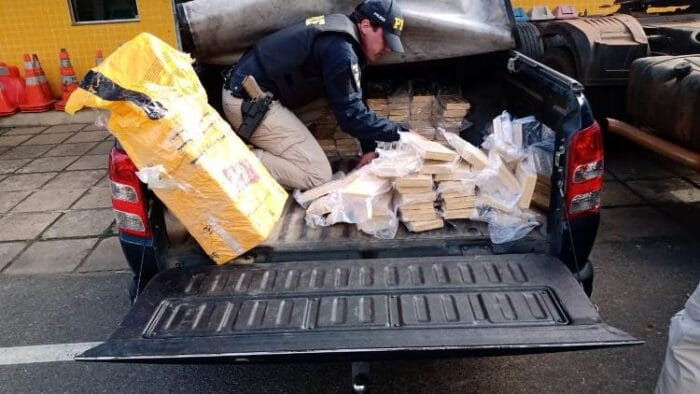 PRF apreende pasta base de cocaína avaliada em R$ 62 mi em Leopoldina 1 Leopoldina