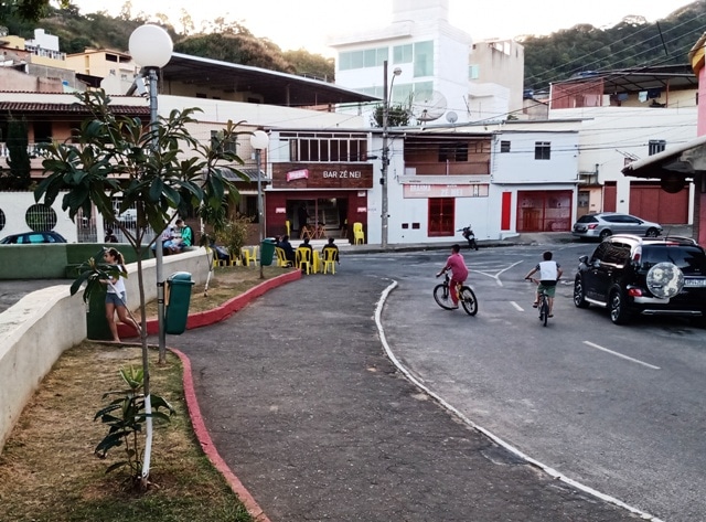 A mesma praça, o mesmo banco... 1 Praca