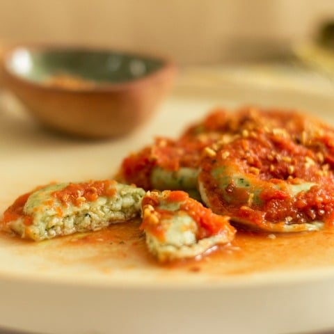 Sorrentino de Mussarela de Búfala com Pesto de Rúcula ao Molho Pomodoro Sorrentino de Mussarela de Búfala com Pesto de Rúcula ao Molho Pomodoro