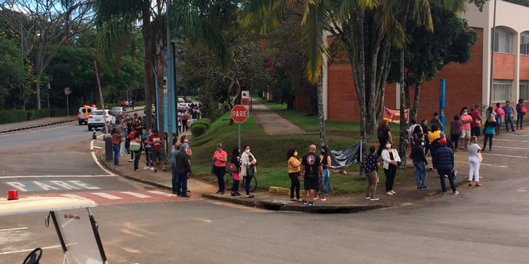 Drive thru na UFJF para vacinação tem fila de carros e de pessoas a pé 2 drive thru na ufjf