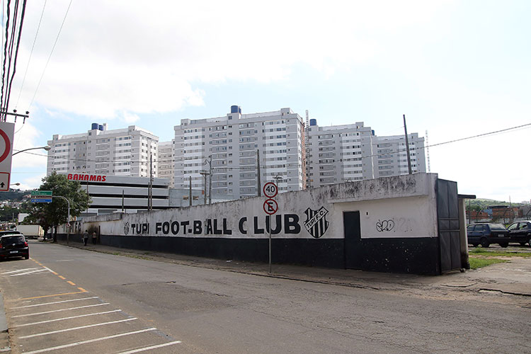 Cobranças em clínicas do Tupi ferem a Lei Pelé, afirma advogado; clube nega 2 tupi foot call club