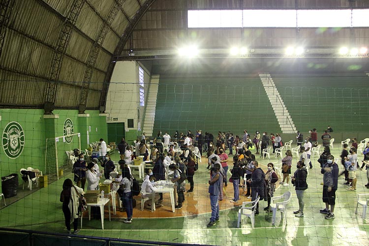 Vacinação em JF tem filas em dia com mais de 7,7 mil doses aplicadas 2 vacina covid coronavirus sport juiz de fora by fernando