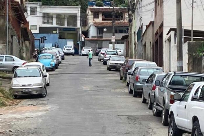 Carros estacionados prejudicam trânsito de ônibus 1 vu03.06