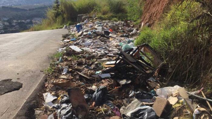 Bota-fora irregular no Parque das Águas 1 vu08.06