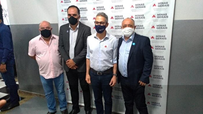 Incentivo ao turismo: Em seu périplo por cidades da Zona da Mata, o governador  Romeu Zema visitou Argirita, onde lançou o aplicativo do Circuito Serras e Cachoeiras, que é presidido pelo prefeito Alex Anzolim. Na foto o governador Zema está ladeado por Luiz (Gegê) Carvalho, prefeito Alex e o secretário Osório Carvalho.  