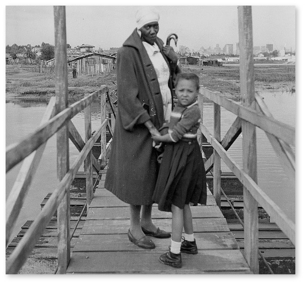 Carolina de Jesus e a filha na favela do Caninde em abril de 1961. Acervo Estadao