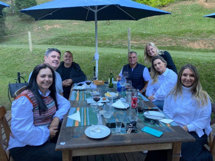 JF por aí... 1 JF por aí... : Gastronomia na Serra: Relacionado entre os melhores restaurantes da região Serrana do Rio, o Afrânio continua recebendo nomes de Juiz de Fora em seus três ambientes e nos amplos jardins, em Itaipava. No ‘flash’, Neylson e Geise Almeida com a anfitriã Denise Leal (em pé), Leonardo e Lilian Lopardi, Luciano Almeida e Cristiane Gasparette.