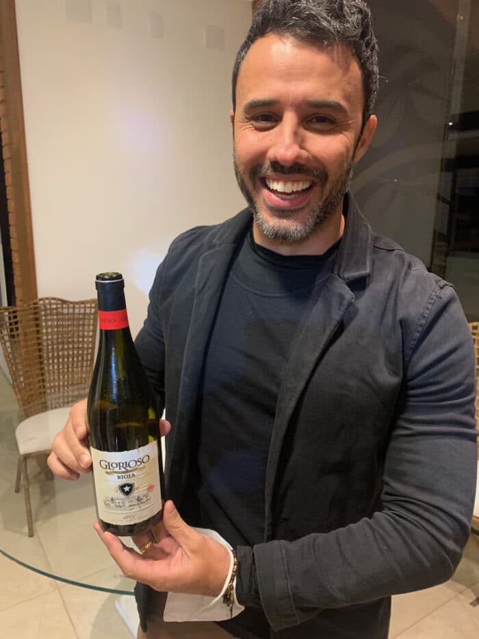 O grande anfitrião Eduardo Brigolini e Márcia Neves (aniversariante deste sábado), antes da pandemia 2 Apesar de vascaíno, Guilherme Duarte não esconde sua preferência pelo vinho "Glorioso"