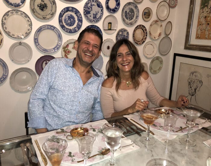 O grande anfitrião Eduardo Brigolini e Márcia Neves (aniversariante deste sábado), antes da pandemia 1 O grande anfitrião Eduardo Brigolini e Márcia Neves (aniversariante deste sábado), antes da pandemia