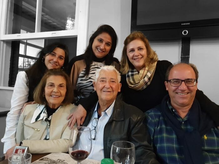 “Niver” do Ventura: Cercado do carinho da família, José Ventura comemorou, em alto estilo, seus 87 anos, evidenciando vivacidade e a habitual simpatia. Por mais de cinco décadas, ele teve seu nome inserido, de forma marcante, nos meios educacionais de Juiz de Fora e de Minas. No ‘flash’, Zeil e José Ventura com os filhos Guilherme, Juliana, Andréia e Adriana, no jantar de aniversário no Vaporetto.