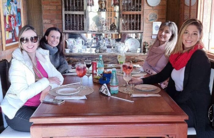 Flávia Buffa, Daniele Vaccarini Fernandes, Karina Lovato e Sheila Pires curtindo a tarde de sábado no Oliva Bistrô, em Ibitipoca 1 Flávia Buffa, Daniele Vaccarini Fernandes, Karina Lovato e Sheila Pires curtindo a tarde de sábado no Oliva Bistrô, em Ibitipoca Foto: Gíglia Ferrari