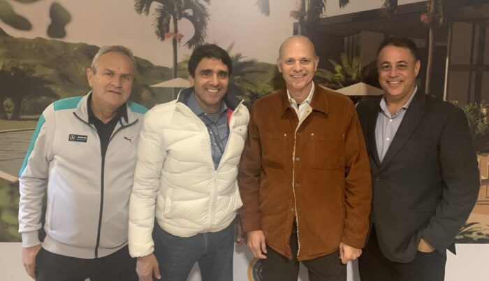 Noel Soares e Valério Ribeiro com os executivos da Cia. Lançamentos Imobiliários, Renato Teixeira e Flávio Pereira, na Casa de Negócios do condomínio Reserva Ecoville 1 Noel Soares e Valério Ribeiro com os executivos da Cia. Lançamentos Imobiliários, Renato Teixeira e Flávio Pereira, na Casa de Negócios do condomínio Reserva Ecoville