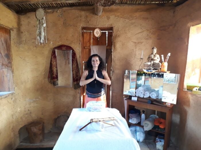 Relaxamento na serra: No clima de conexão com a natureza, Caló Assis inaugurou, no topo do Camping dos Pinheiros, a Casa Adobe Namastê.Com 25 anos de experiência como massoterapeuta (e terapias energéticas), Caló continua atendendo em Juiz de Fora e no Rio. Entre seus clientes, os atores Wagner Moura, Débora Bloch, Vanessa Lóes e Thiago Lacerda, além dos globais  Glória Maria, Angélica e Luciano Huck.