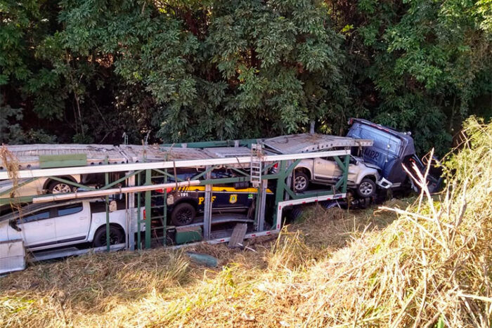Capotamento de caminhão-cegonha deixa uma vítima fatal em Leopoldina 1 acidente leopoldina2