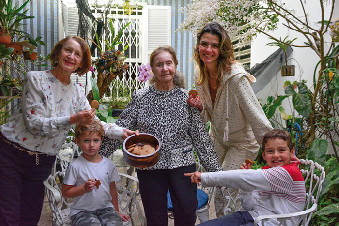 Dia das avós: Não se fazem vovós como antigamente - ainda bem! 2 dona lurdinha e familia by jessica pereira