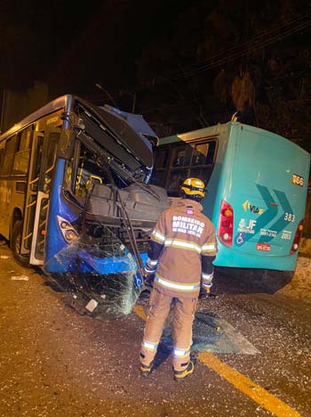 Colisão frontal entre ônibus deixa sete feridos no Mergulhão em Juiz de Fora 1 interna acidente onibus mergulhao jf by bombeiros