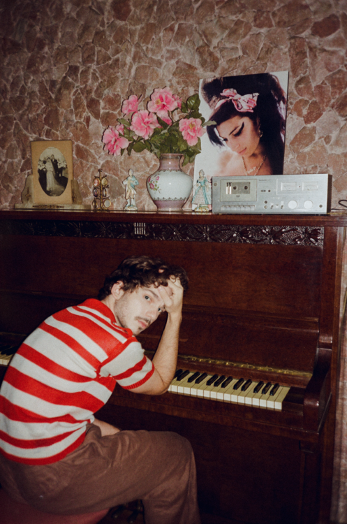 Matheus Engenheiro lança versão em português de música de Amy Winehouse 1 matheus engenheiro 3 caio deziderio e1626974816174