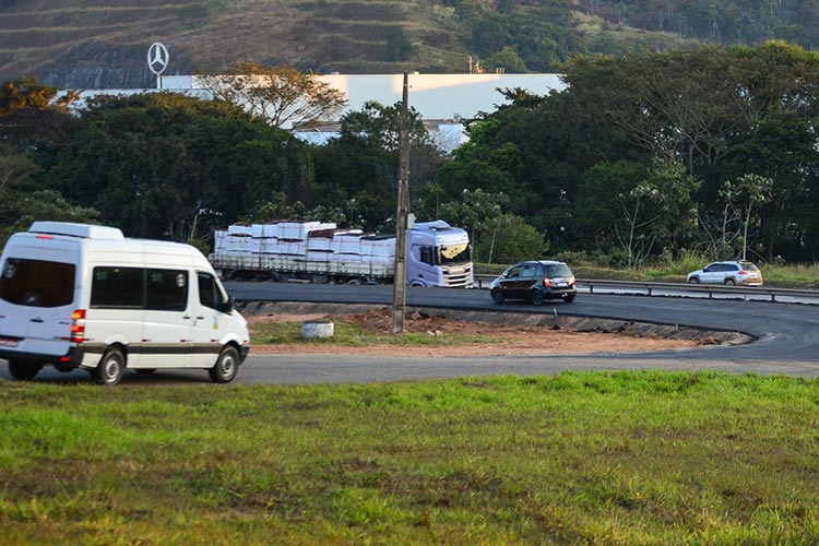 Veículos trafegam por acesso inacabado entre a AMG-3085 e a BR-040 2 trevo AMG 3085 barreira by jessica pereira 3