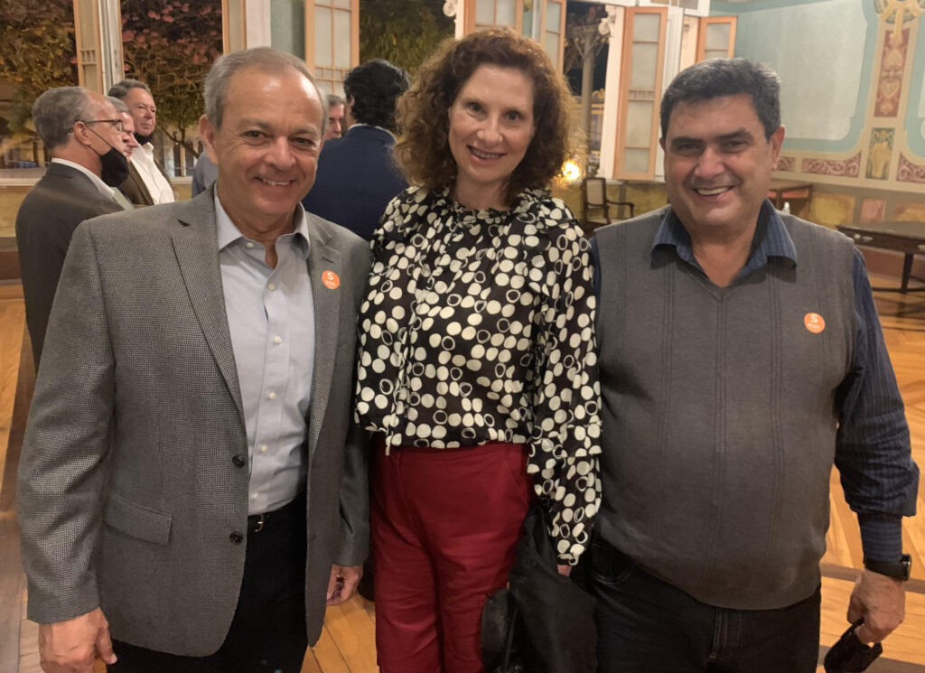 A secretária de Estado de Desenvolvimento Social, Beth Jucá ladeada pelo consultor da MRS, Sérgio Carrato e o presidente da Fiemg Regional, Heveraldo Lima de Castro 1 unnamed1 1 scaled e1627428763665