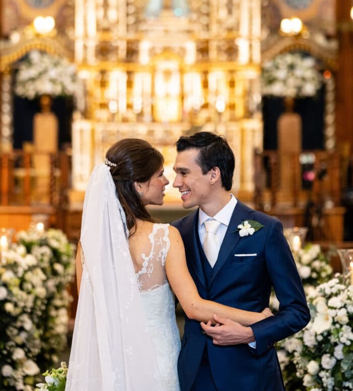 A sensualidade e exuberância de Andressa Bernadelli 2 Dia 'D' em SP Júlia Zerwes e o empresário juiz-forano Eduardo L’Hotellier - fundador do GetNinjas - trocaram alianças em bonita cerimônia na Paróquia Nossa Senhora do Brasil, em São Paulo. Na sequência os noivos receberam os familiares para um jantar intimista. Foto: ANNA QUAST/RICKY ARRUDA