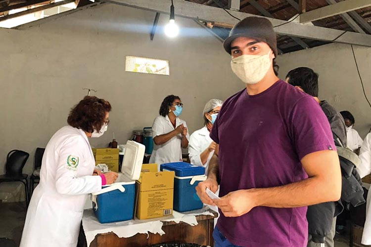 Covid-19: juiz-foranos conseguem antecipar vacinação na 'xepa' 1 vacina juiz de fora xepa coronavirus by jessica pereira gabriel cortez