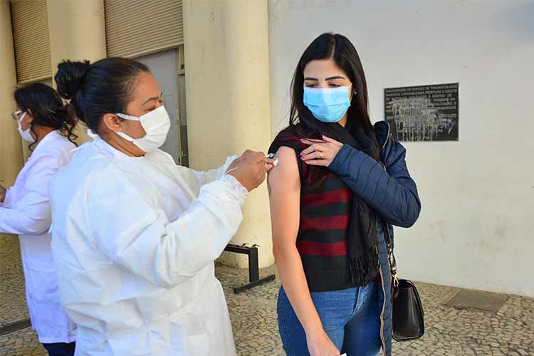 Apenas 65 pessoas foram imunizadas com o reforço da Coronavac neste sábado 1 vacinacao Amanda Jessica Pereira