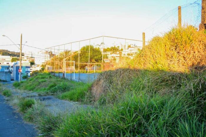 Mato alto dificulta tráfego de pedestres no São Pedro 1 vu21.07