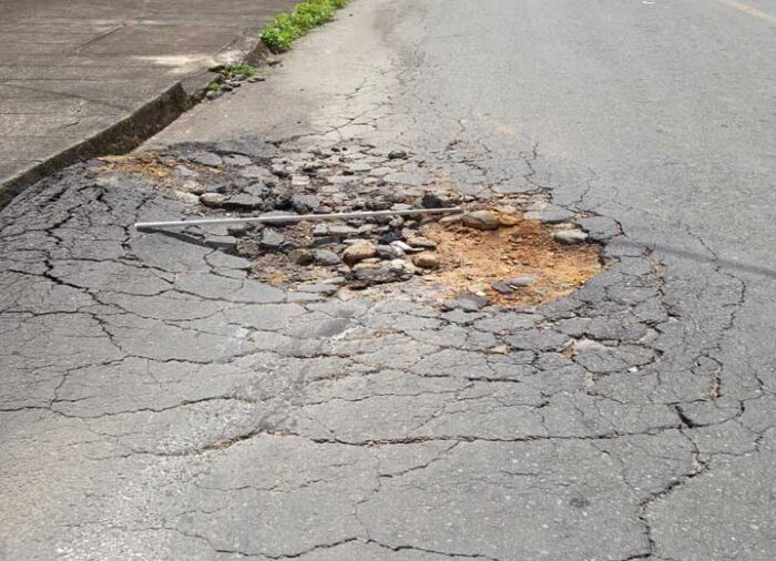 Morador solicita reparo em rua do Milho Branco 1 vu22.07