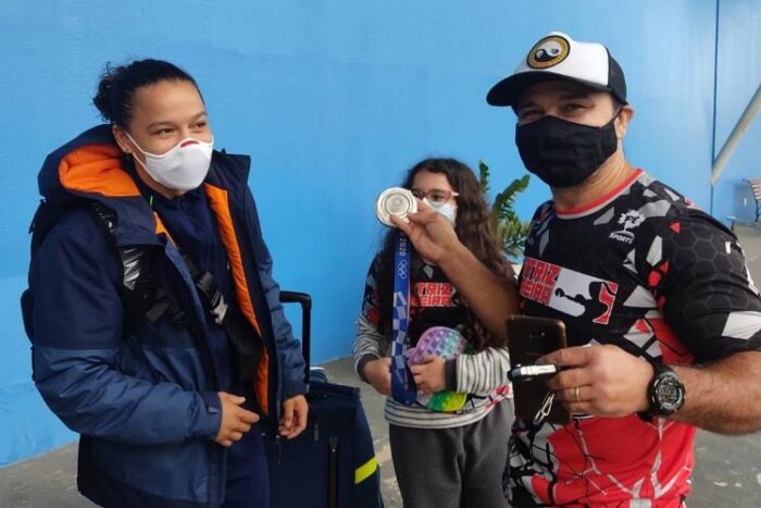 Com a prata olímpica, Beatriz Ferreira desembarca no Aeroporto Regional 1 13 08 2021 Beatriz Ferreira chegada em JF site reproducao instagram aeroporto regional